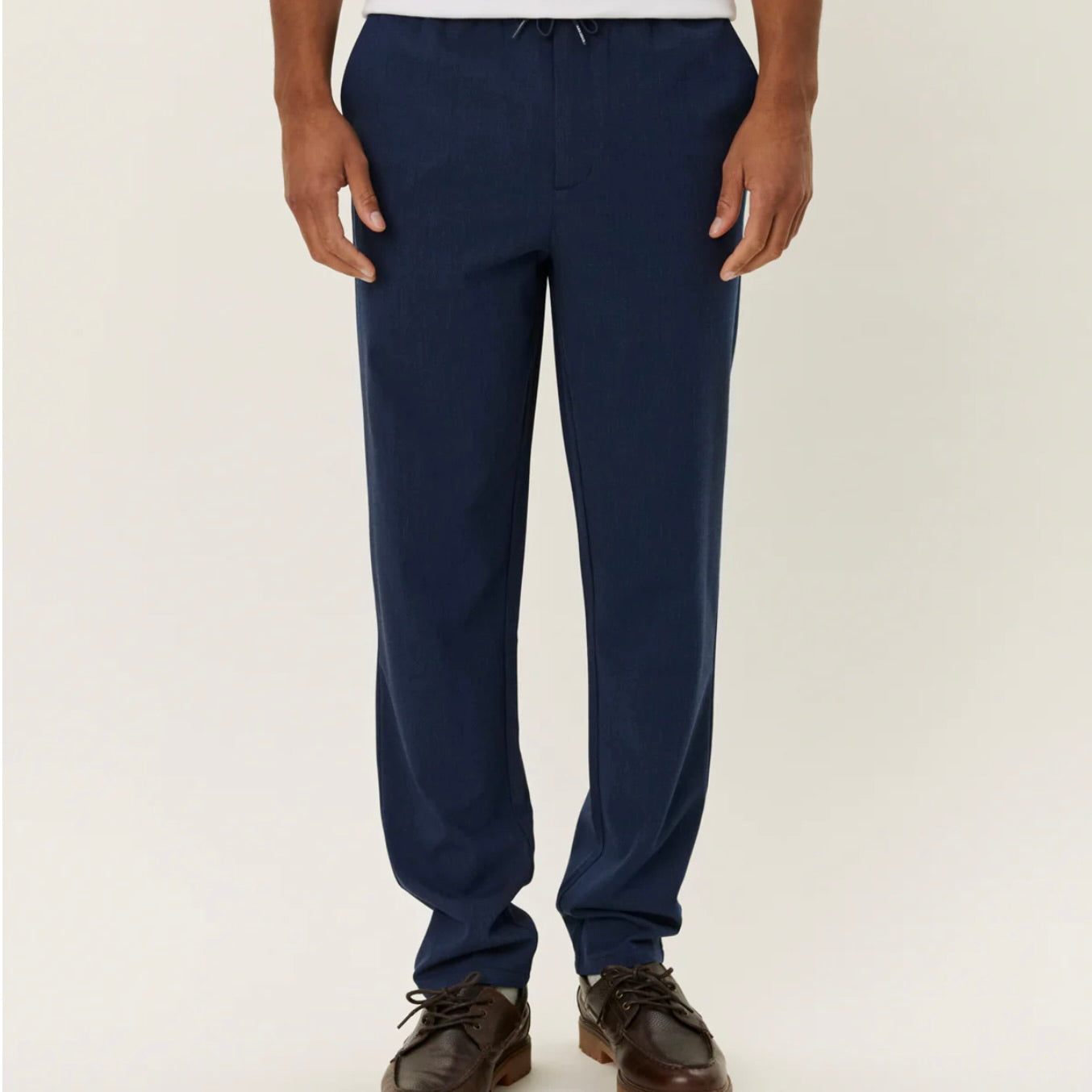 Como Tapered Textured Drawstring Pant
