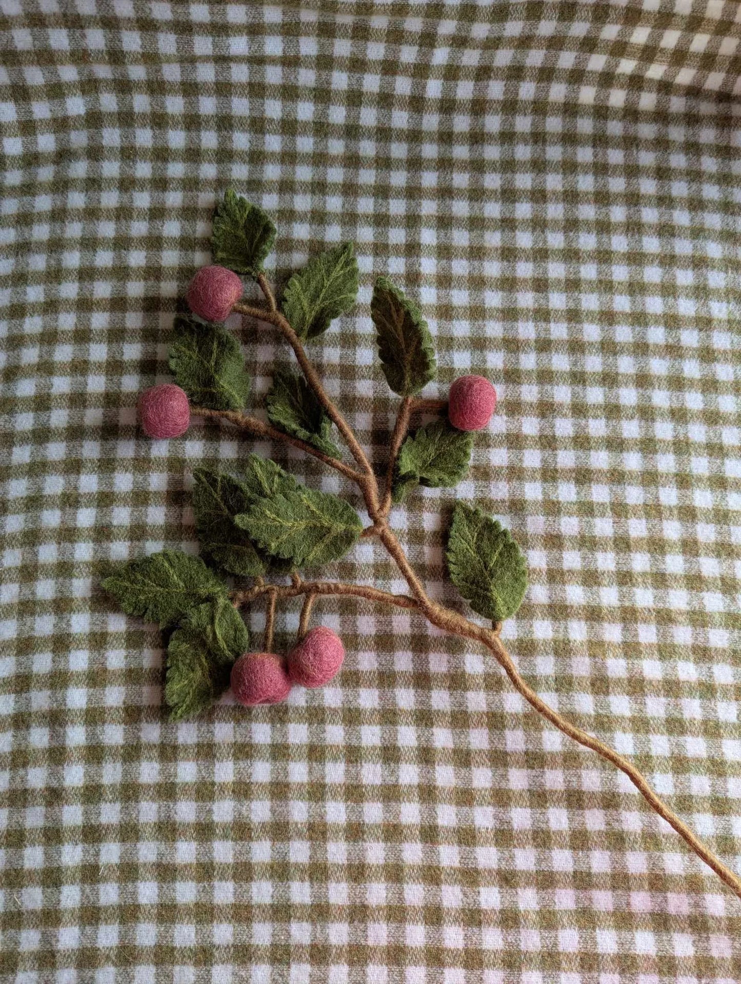 branche de pommier en laine feutrée