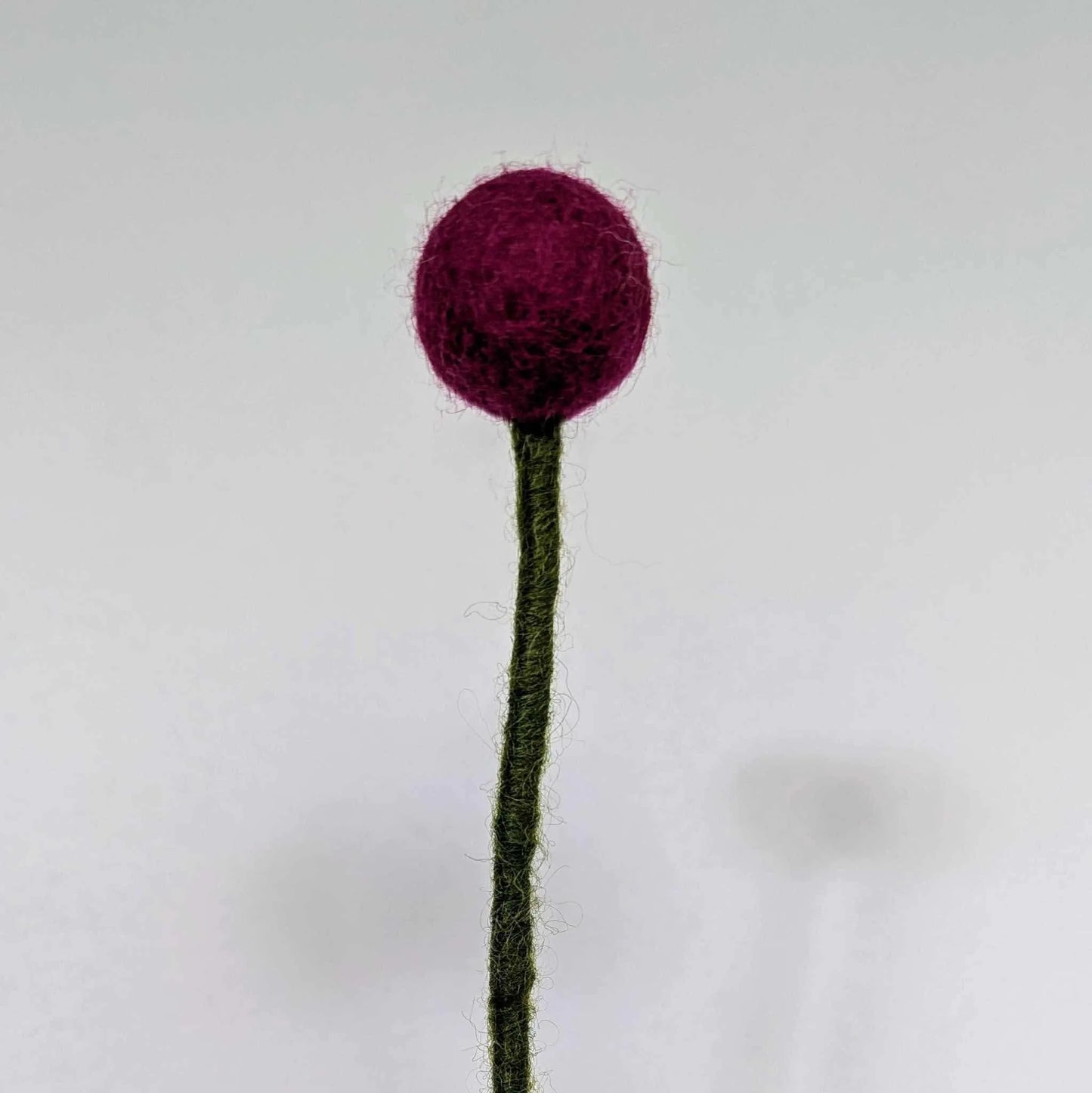 Fleur boule en laine feutrée “Dark Red"